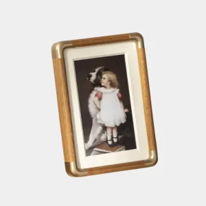 Massief Houten Fotolijst – Vintage Tafelmodel met Elegante Metalen Hoeken