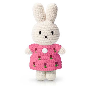 Gehaakte nijntje met roze jurk en tulpen