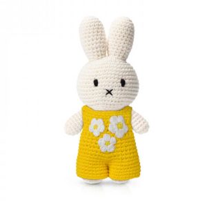 Nijntje in haar gele jumpsuit